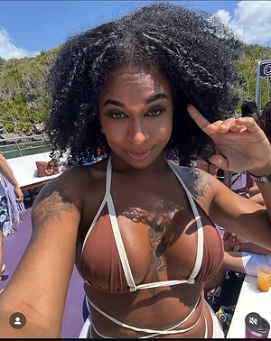 Samara Santos leaked photo #4