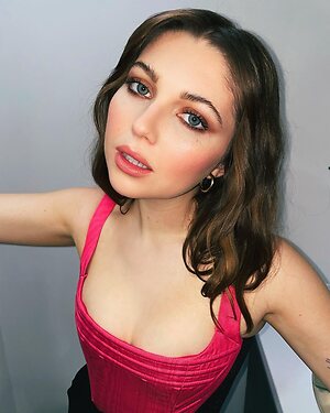 Sammi Hanratty Nude Leaked Photo #2