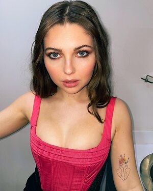 Sammi Hanratty Nude Leaked Photo #3