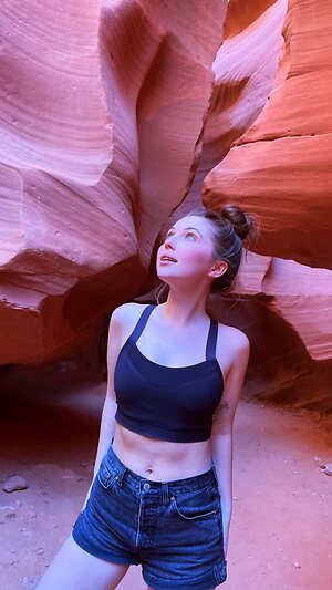 Sammi Hanratty leaked photo #5