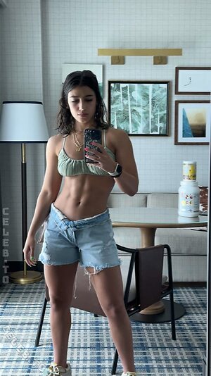 Sara Saffari Nude Leaked Photo #7