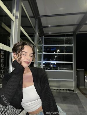 sarah-braun Nude Leaked Photo #9