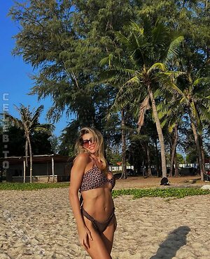 Sarah Harrison Nude Leaked Photo #16