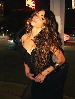 Sarah Shahi leggy leaked photo #7