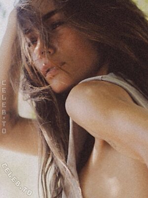 Sarah Shahi photo