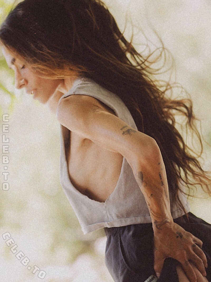 Sarah Shahi photo