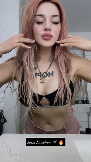 Sarahmelek Nude Leaked Photo #3