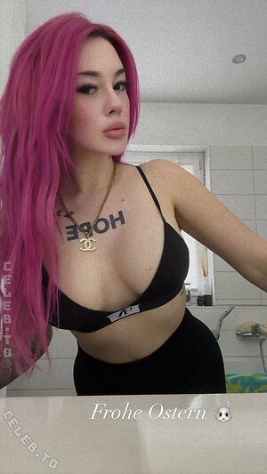Sarahmelek Nude Leaked Photo #12