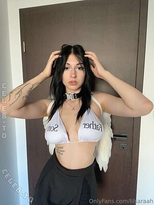 sarahthedomi photo