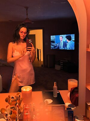Selena Gomez taking selfie