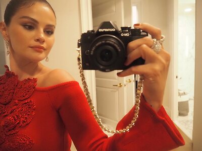 Selena Gomez taking selfie leaked photo #4