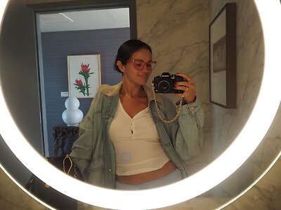 Selena Gomez taking selfie leaked photo #5