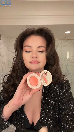 Selena Gomez Nude Leaked Photo #33