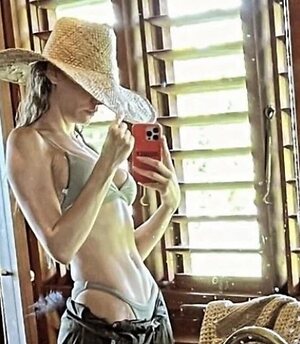 Serenay Sarıkaya leaked photo #8