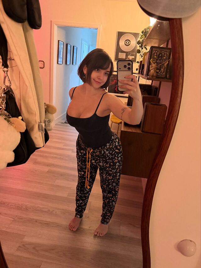 Serinide Social Media Thread leaked photos