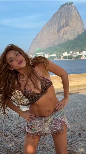 Shakira Hot leaked photo #34