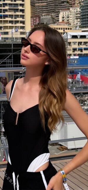 Shania Geiss photo