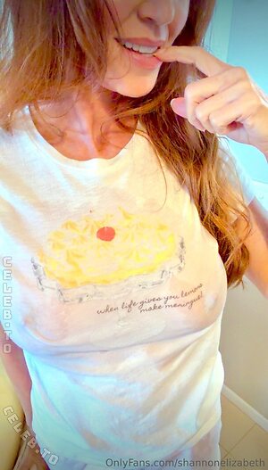 Shannon Elizabeth photo