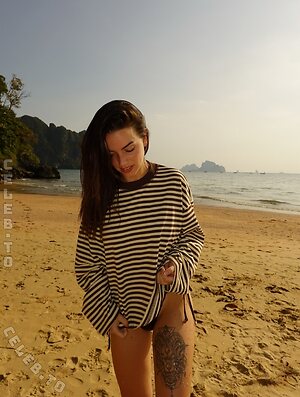 Shauna Dewit Nude Photos