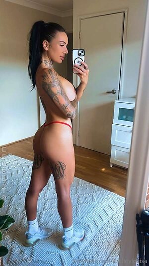 Shelleylouisa Nude Leaked Photo #2