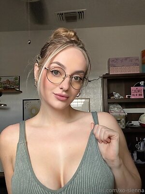 Sienna Riley leaked photo #9