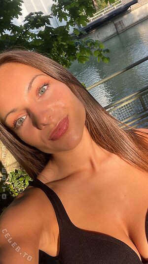 sinaue Nude Leaked Photo #2