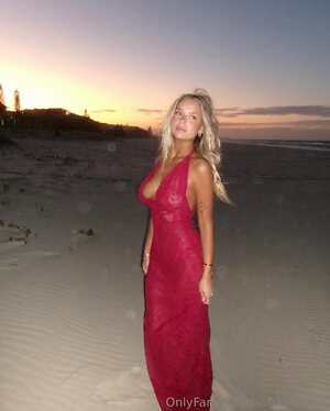Sofia Rhodes leaked photo #4
