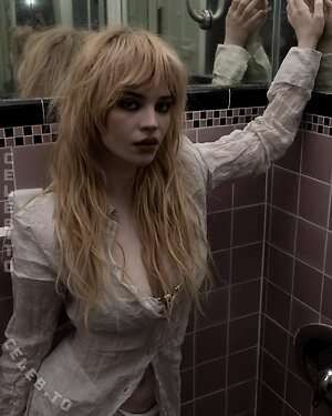 Sophie Thatcher photo