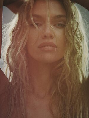 Stella Maxwell