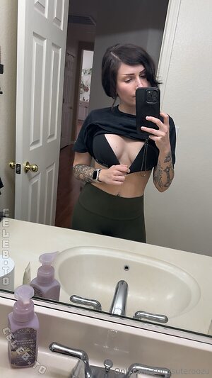 Stephanie Roozu Nude Leaked Photo #4