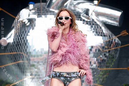 Suki Waterhouse photo