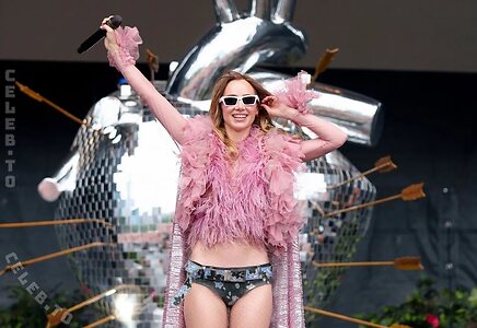 Suki Waterhouse photo