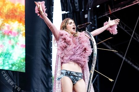 Suki Waterhouse photo