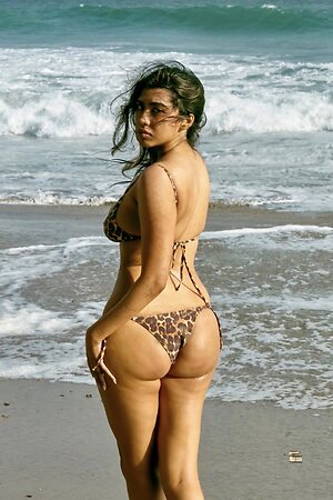 Sunya Siddiqui leaked photo #5