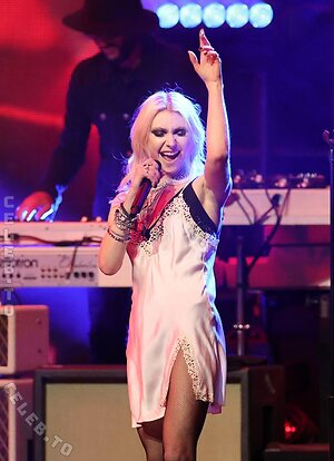 Taylor Momsen Nude Leaked Photo #17