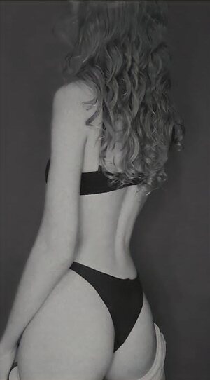 Thais Coelho leaked photo #10