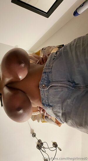 Thegirlinred0 leaked photo #10