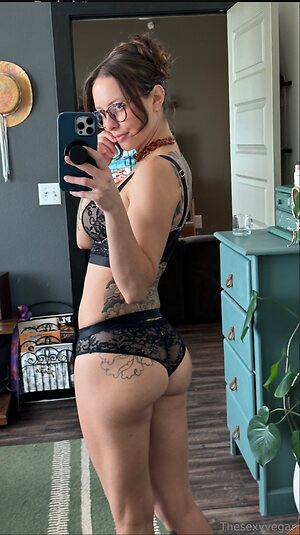 Thesexyvegan leaked photo #9