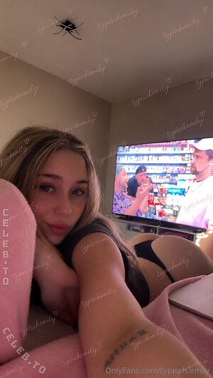 typisch.emily leaked photo #34