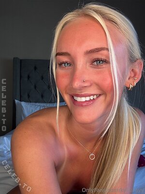 urefavoriteblondevip photo