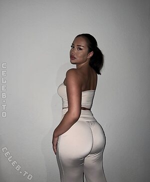 valonaash Nude Leaked Photo #14