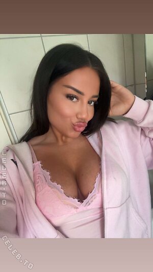 valonaash Nude Leaked Photo #21