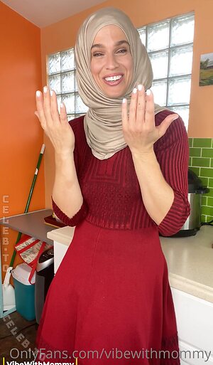 VibeWithMommy Nude Photos