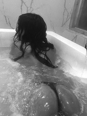 Vivienne Konyak leaked photo #3