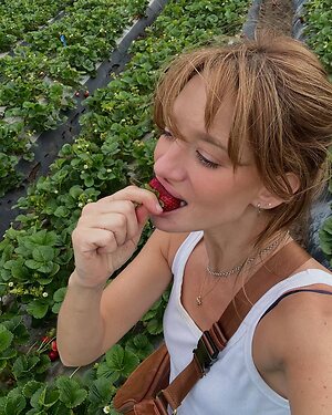 Yael Grobglas Nude Leaked Photo #11