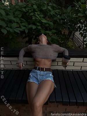 Yuliya Lazarenko photo