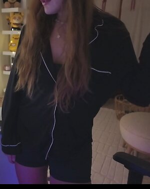 Özge Azunyan leaked photo #4