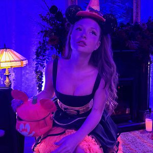 Zoe Colletti leaked photos