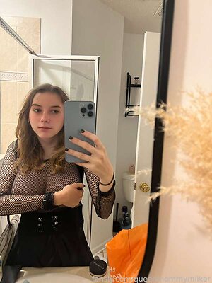 Zoe Moore leaked photo #40