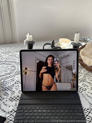 zoevartuli leaked photo #5